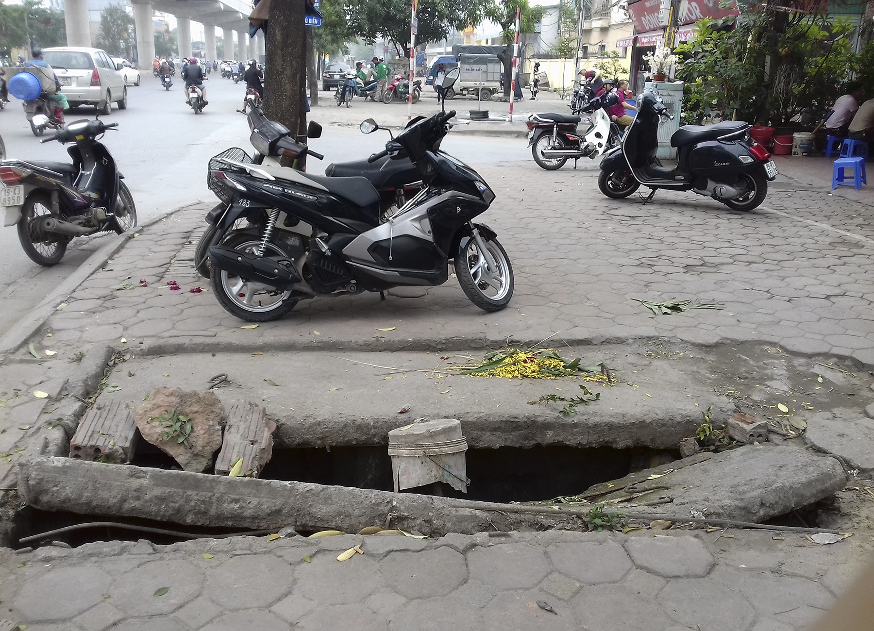 Hà Nội: Ẩn họa “hố tử thần” - Hình 10