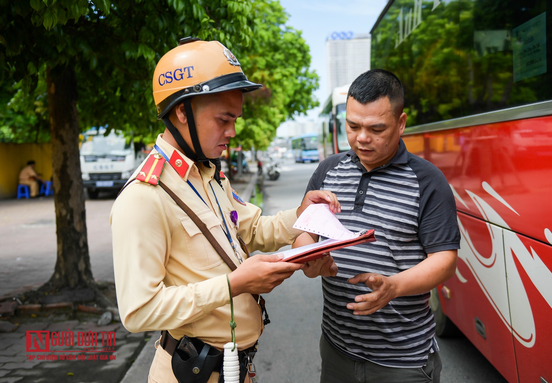 Tin nhanh - Hà Nội: Hé lộ 'vũ khí' đặc biệt giúp CSGT xử lý xe khách 'rùa bò' (Hình 8).