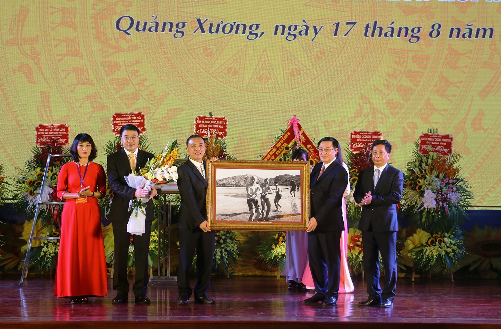 Tin nhanh - Thanh Hóa: Huyện Quảng Xương được trao bằng công nhận đạt chuẩn nông thôn mới (Hình 2).