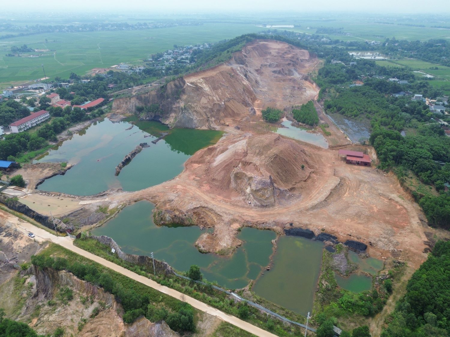 Môi trường - Dừng khai thác mỏ đất công ty Việt Lào nơi có “bom” nước treo trên cao
