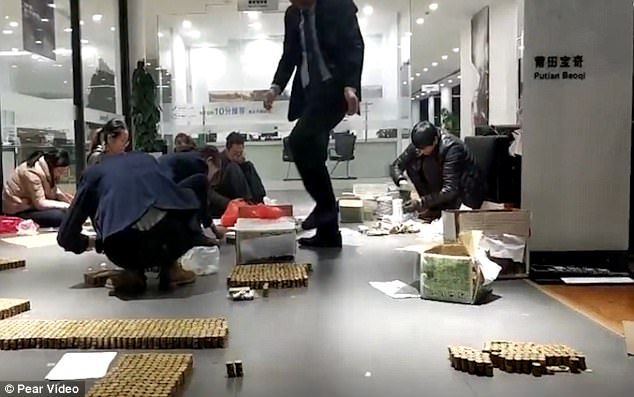 Doanh nhân Trung Quốc trả tiền mua BMW bằng tiền xu tiết kiệm