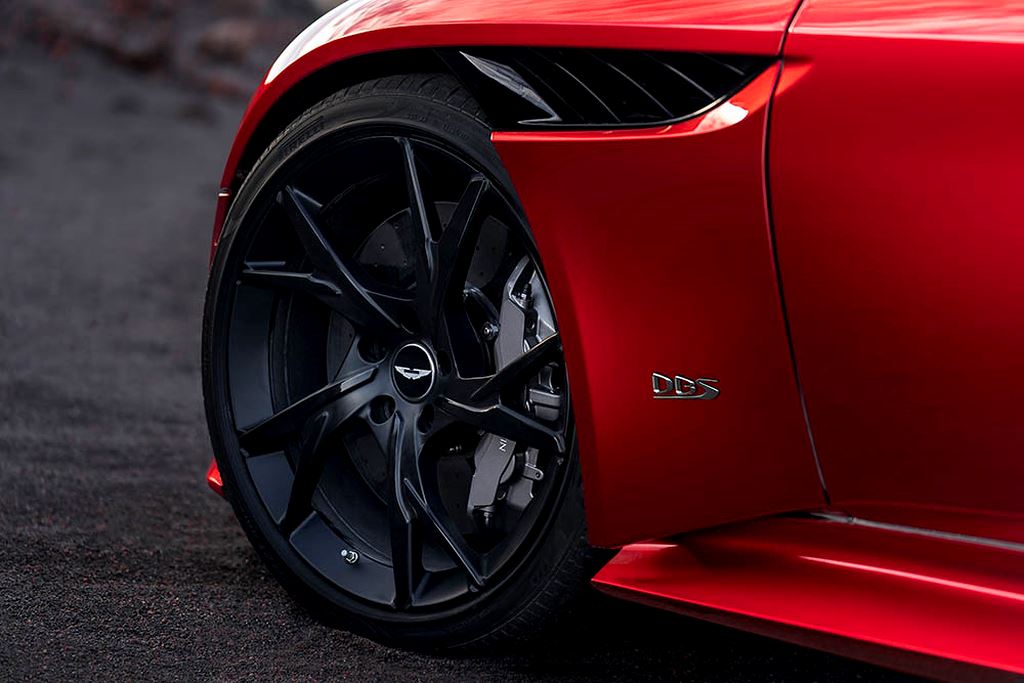 Thị trường xe - Aston Martin DBS Superleggera: Xe khủng bước ra từ 'bom tấn' (Hình 10).