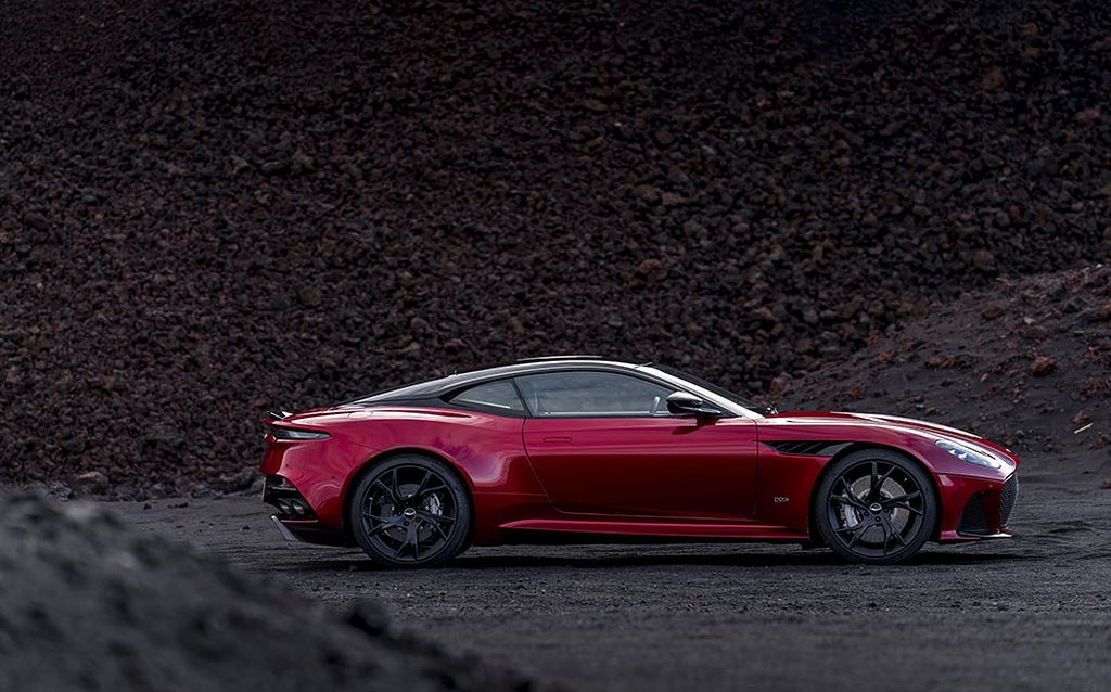 Thị trường xe - Aston Martin DBS Superleggera: Xe khủng bước ra từ 'bom tấn' (Hình 3).