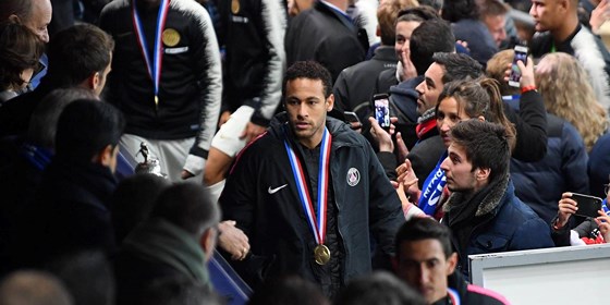 Thể thao - Neymar bị treo giò dài hạn vì tát vào mặt CĐV