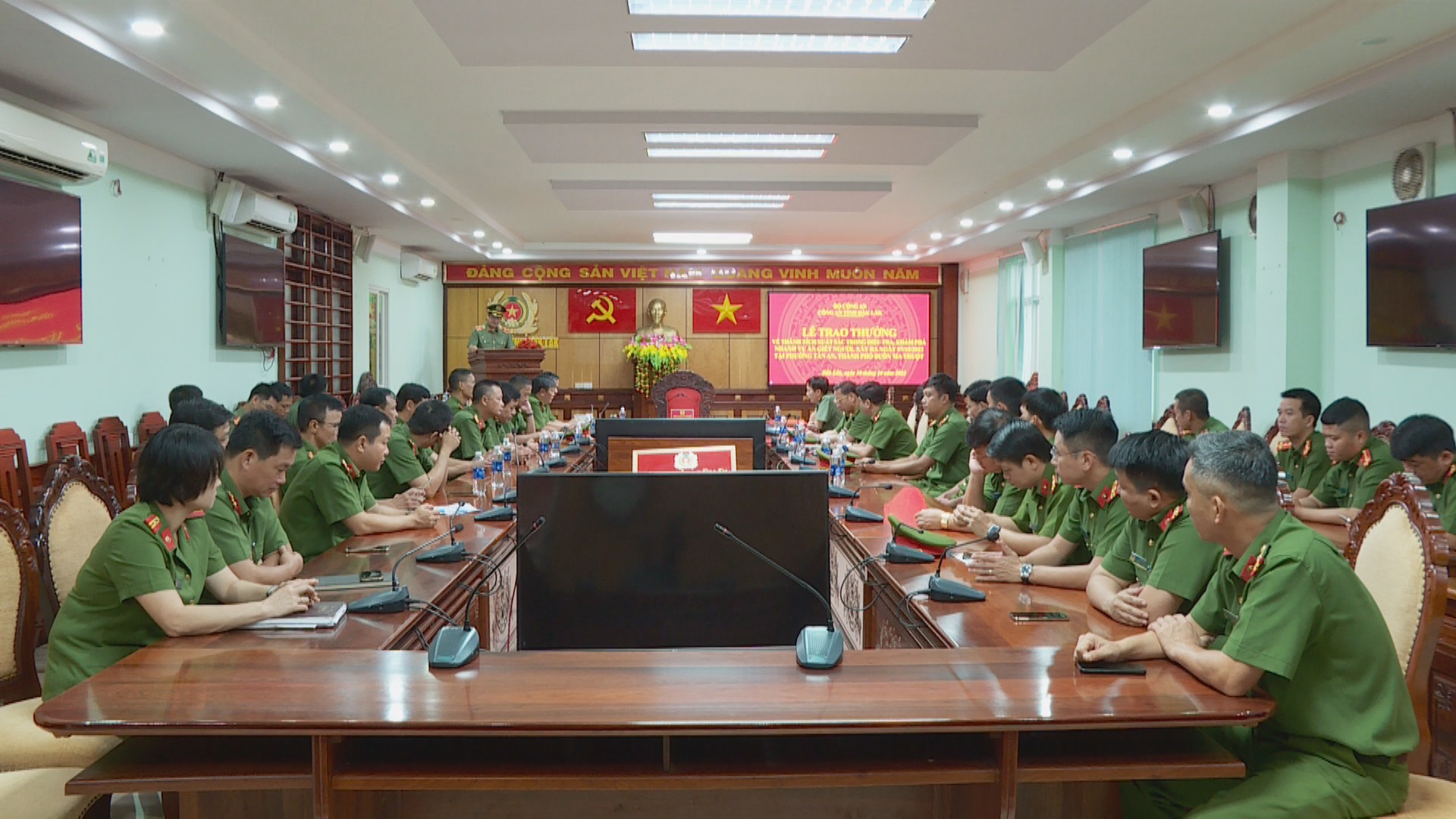 An ninh - Hình sự - Thưởng nóng 3 đơn vị tham gia bắt đối tượng gây án sau 3 ngày ra tù