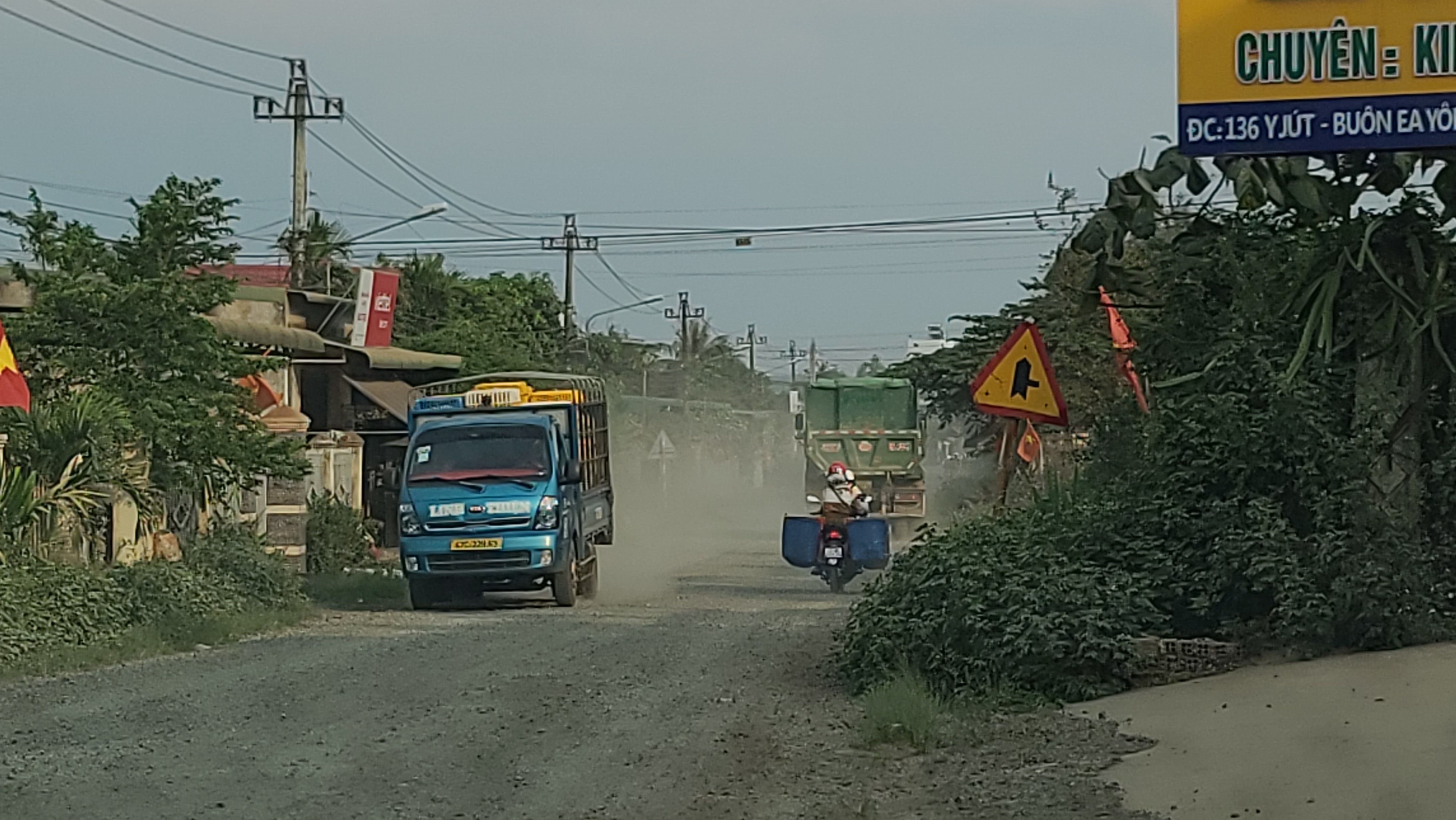 Dân sinh - Đắk Lắk: Khốn khổ vì “bão bụi” từ đường dân sinh (Hình 7).