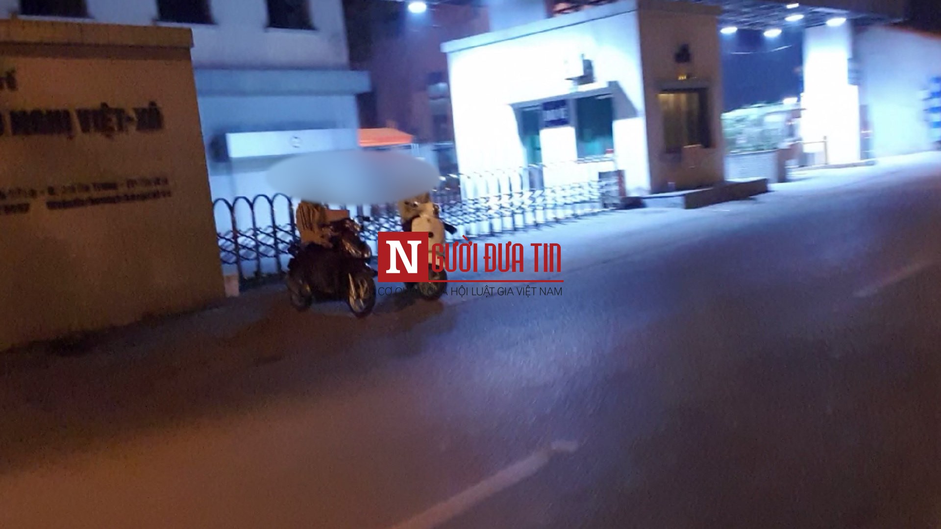Dân sinh - Những độc chiêu mời gọi khách làng chơi - Kỳ 1: Những 'bóng ma đêm' (Hình 3).