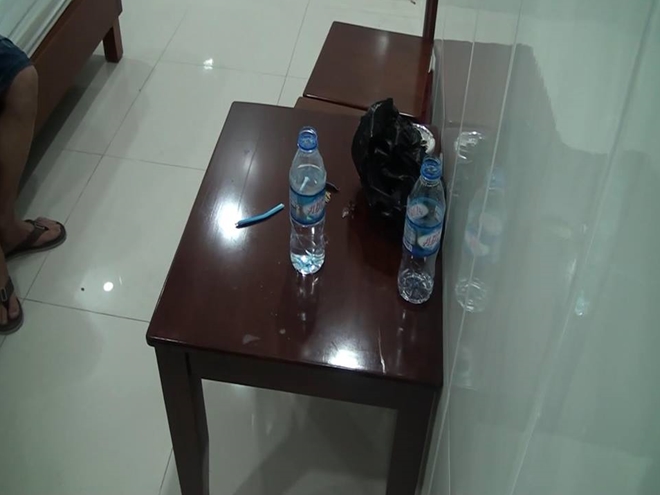 Đột kích 10 khách sạn truy tìm dân "đập đá" - Hình 4