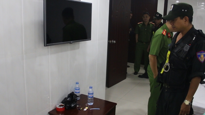Đột kích 10 khách sạn truy tìm dân "đập đá" - Hình 8