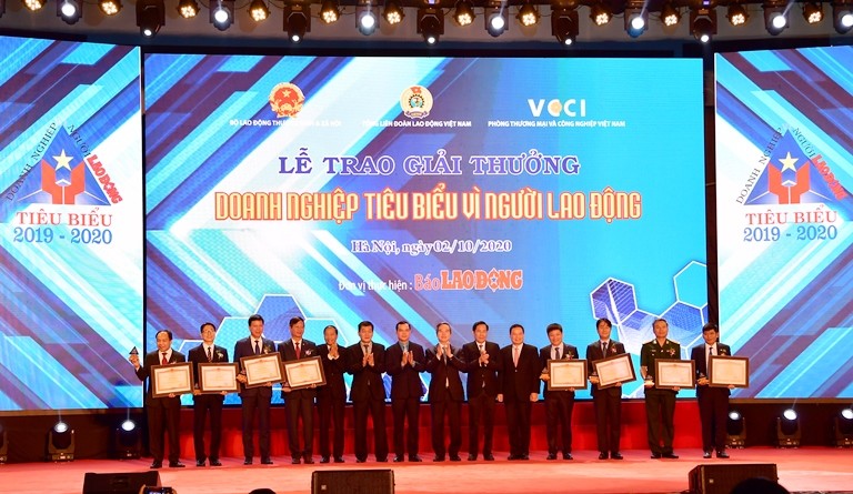 Tài chính - Ngân hàng - Vietcombank vinh dự được Thủ tướng Chính phủ tặng Bằng khen “Doanh nghiệp tiêu biểu vì người lao động” (Hình 2).