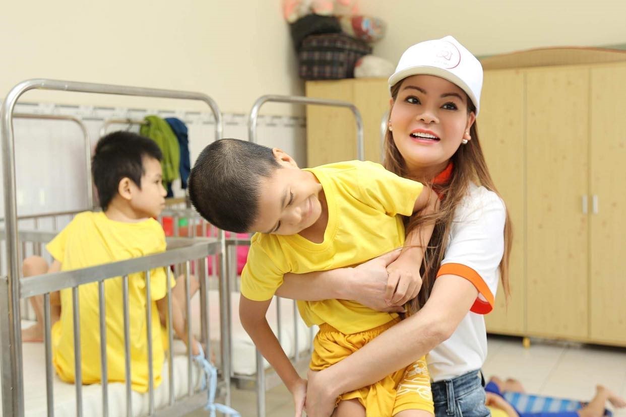 Hoa hậu Thanh Mai cùng MC Đức Tiến trao quà cho trẻ em nghèo tại Bệnh viên Nhi đồng 1