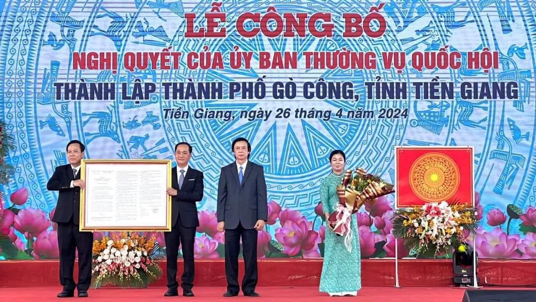 Cần biết - Hoa hậu Nhân ái Nguyễn Ngọc Hiếu tham dự lễ công bố thành lập Tp.Gò Công (Hình 2).