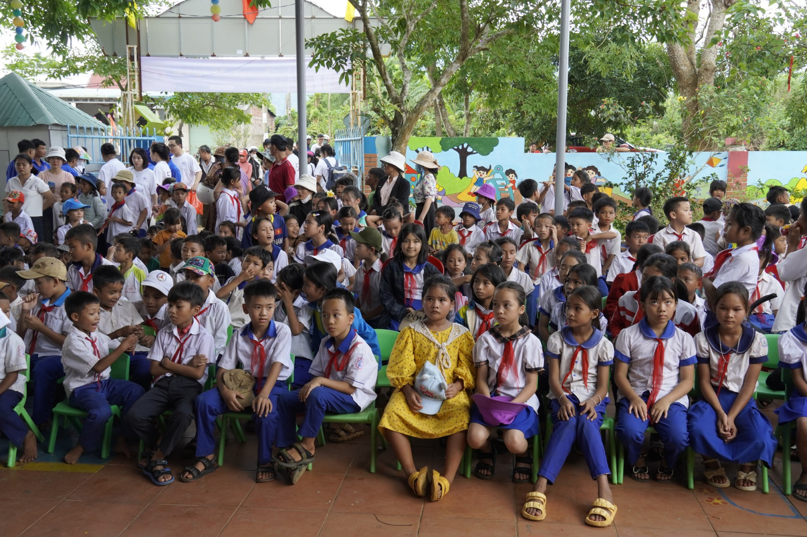 Kinh tế - Mang yêu thương đến với các em nhỏ và gia đình đặc biệt khó khăn tại Quảng Trị (Hình 2).