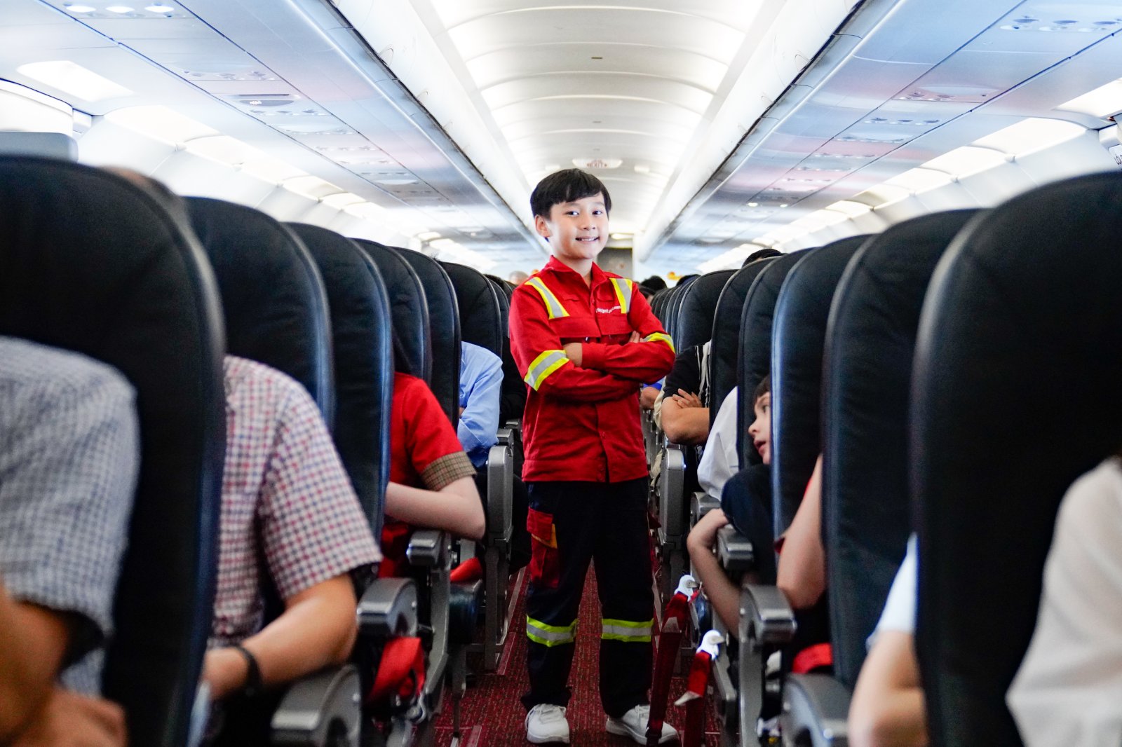 Kinh tế - Mừng Tết thiếu nhi 1/6, Vietjet chắp cánh cho thiên thần nhỏ đến với giấc mơ bay (Hình 10).