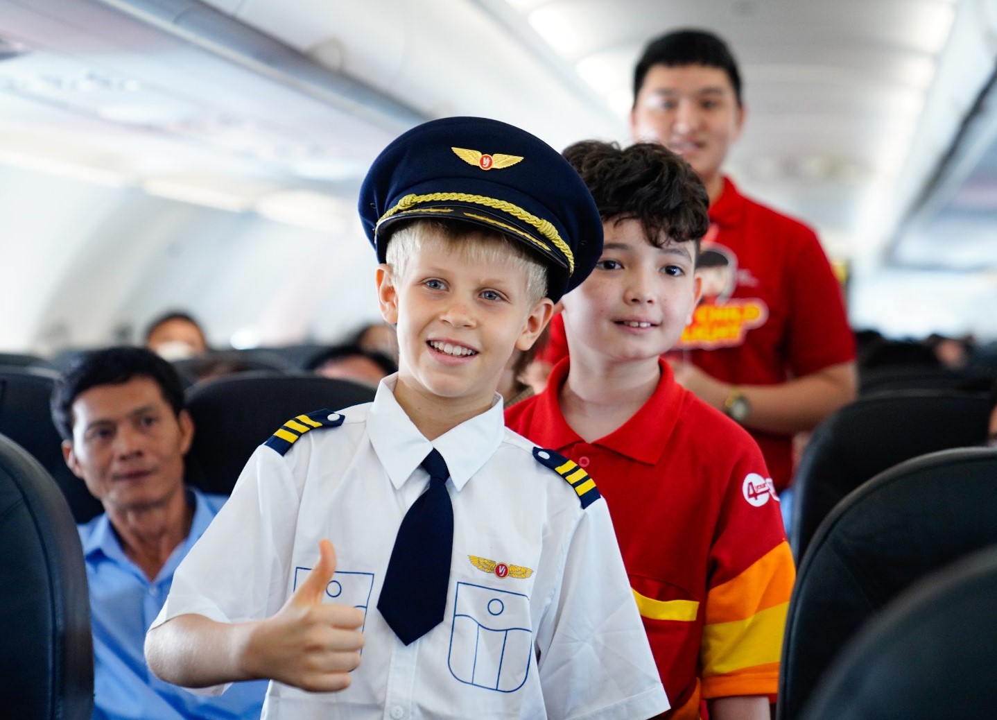 Kinh tế - Mừng Tết thiếu nhi 1/6, Vietjet chắp cánh cho thiên thần nhỏ đến với giấc mơ bay (Hình 4).