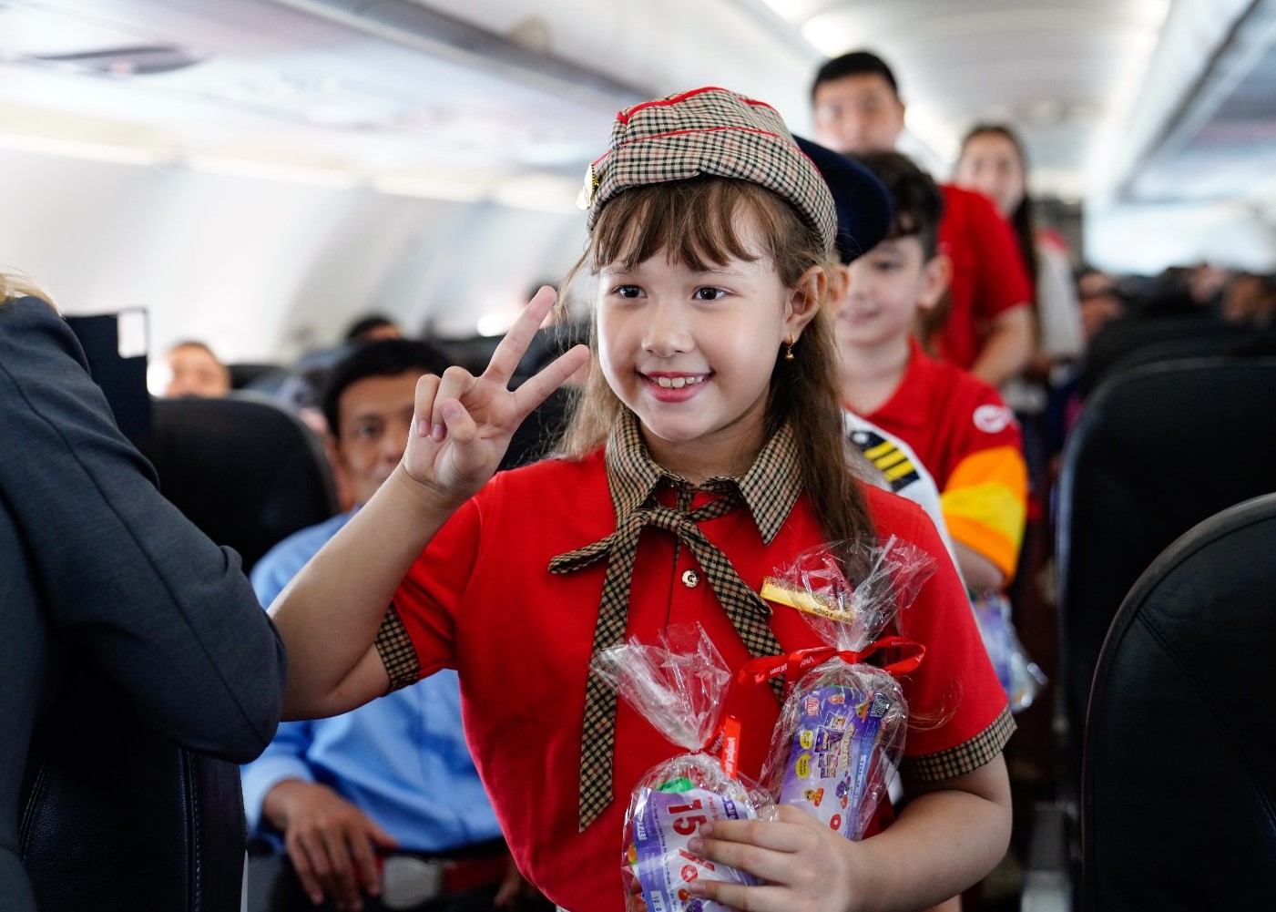 Kinh tế - Mừng Tết thiếu nhi 1/6, Vietjet chắp cánh cho thiên thần nhỏ đến với giấc mơ bay (Hình 5).