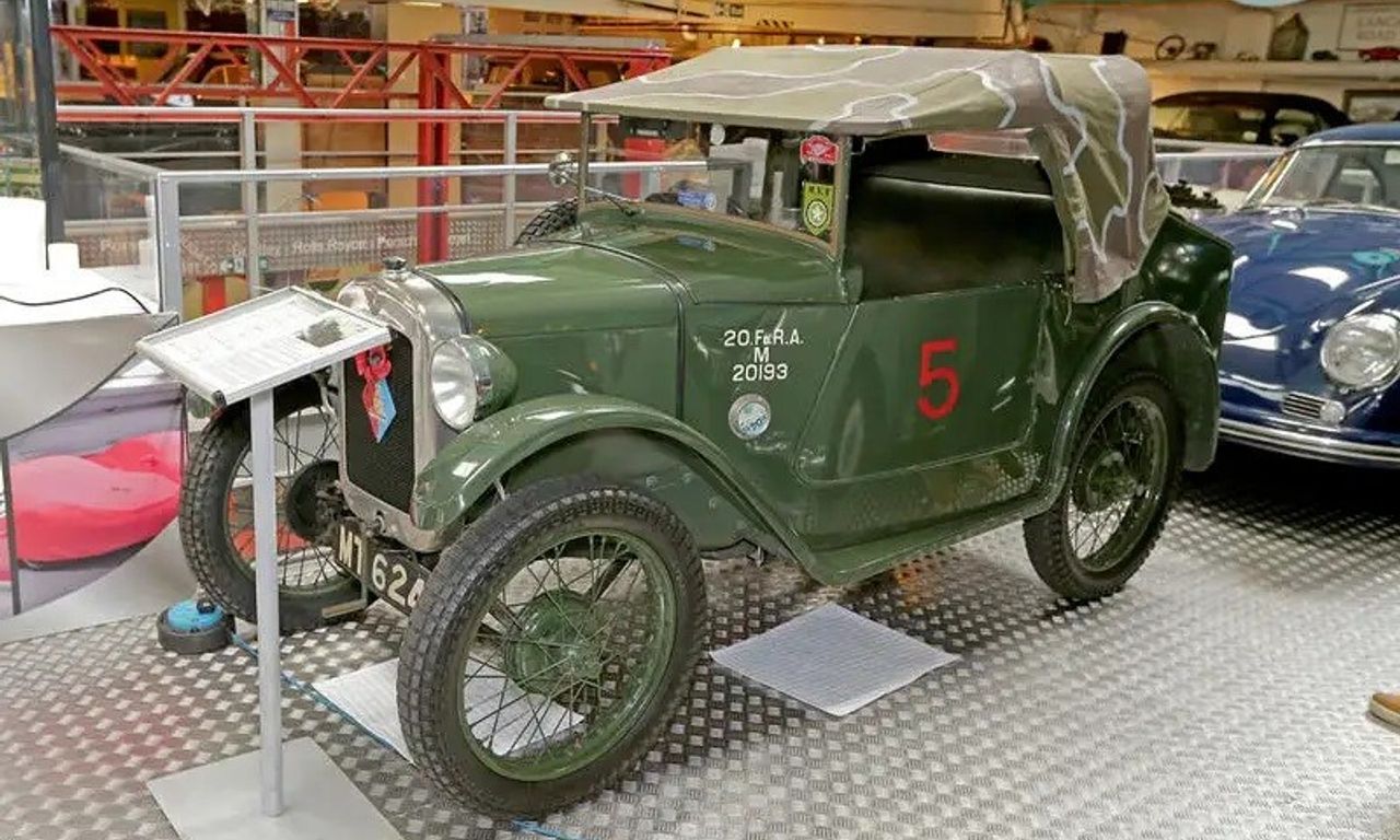 Military Austin Seven: Những chiếc xe trinh sát quân sự được chế tạo có mục đích đầu tiên dựa trên Austin Sevens, giống như mẫu năm 1929 này. Không biết có bao nhiêu chiếc đã được chế tạo, nhưng trong số đó, hầu hết đều được cấp cho Pháo binh Hoàng gia Anh để cho phép các Chỉ huy Khẩu đội di chuyển giữa các điểm quan sát và odger Dudding đã sở hữu một trong số chúng.