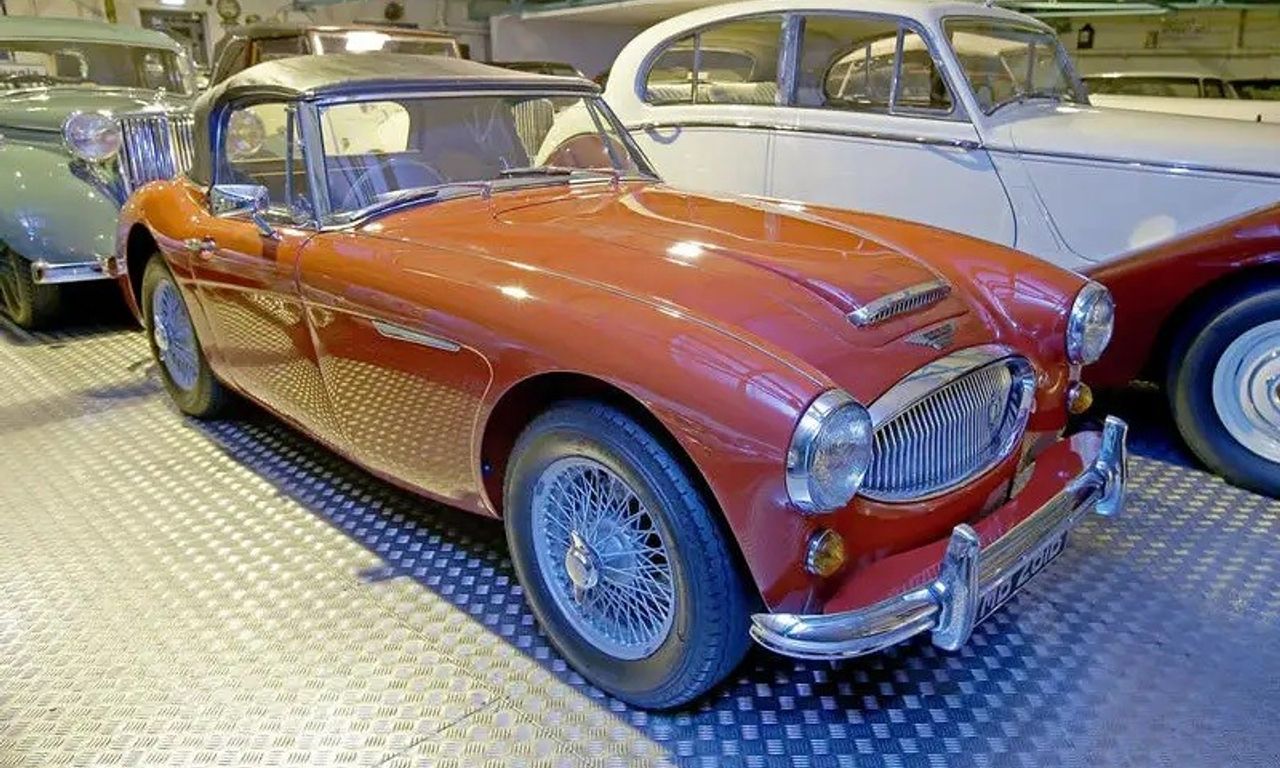 Austin-Healey 3000: Austin-Healey là hãng xe hơi của Anh thành lập năm 1952 thông qua liên doanh giữa chi nhánh Austin của công ty British Motor Corporation (BMC) và Donald Healey Motor Company (Healey). Austin-Healey có tuổi đời chỉ 20 năm, bởi năm 1972 thỏa thuận giữa Healey và Austin kết thúc. Trong tuổi đời ngắn ngủi, hãng sản xuất 4 mẫu xe, trong đó có Austin-Healey 3000.