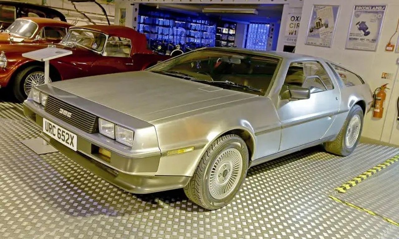 DeLorean DMC-12: Đã có khoảng 9000 chiếc ô tô có thân bằng thép không gỉ có cánh mòng biển mang tên DeLorean DMC-12 được sản xuất và người ta ước tính rằng khoảng 2/3 trong số đó vẫn còn tồn tại, mỗi chiếc được trang bị động cơ V6 2849cc.