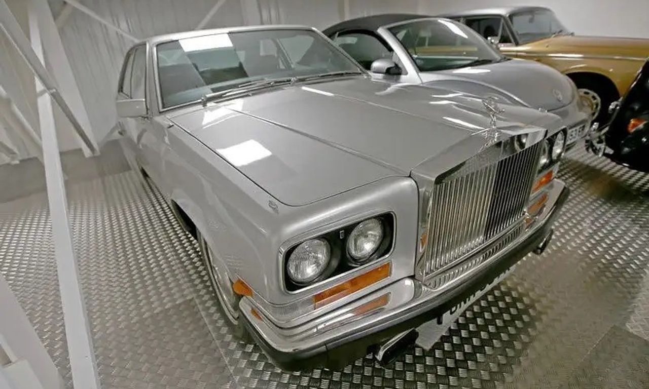 Rolls-Royce Camargue: Được thiết kế bởi Pininfarina, Camargue là một chiếc coupe hai cửa dựa trên Rolls-Royce Silver Shadow đương đại. Là chiếc xe sản xuất đắt nhất khi nó được ra mắt, Camargue trông giống như một chiếc Fiat 130 coupe phát triển quá mức nhưng nó có giá tương đương một ngôi nhà. Không có gì ngạc nhiên khi chỉ có 531 chiếc được sản xuất trên toàn cầu.