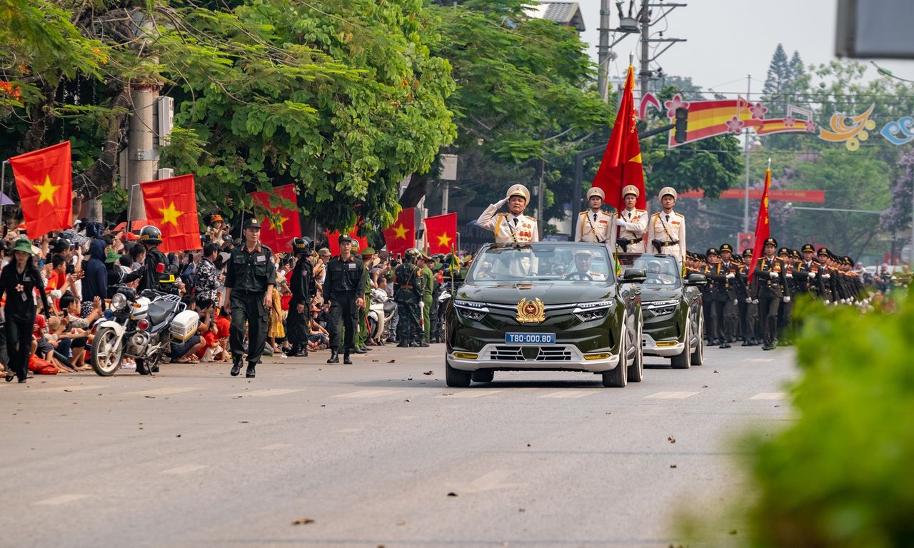 Lần đầu tiên được giới thiệu với công chúng, trong một sự kiện trọng đại của Đất nước, VinFast VF 8 mui trần mang theo tinh thần mãnh liệt, tự hào dân tộc Việt.
