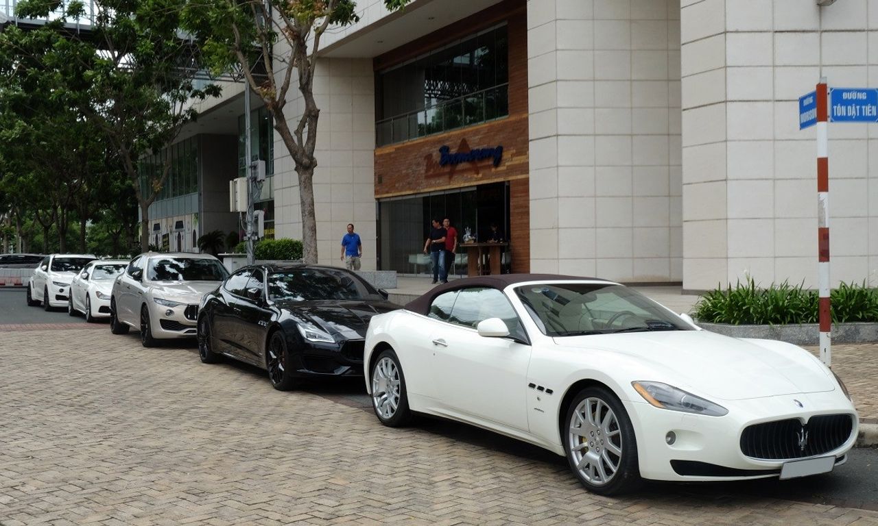 Không kém cạnh là mẫu xe mui trần thuộc dạng “hàng hiếm” tại Việt Nam - Maserati GranCabrio cũng xuất hiện càng làm tăng lên sức nóng tại sự kiện.