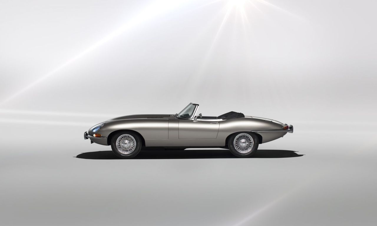 Jaguar E-Type sở hữu vẻ ngoài bắt mắt. 