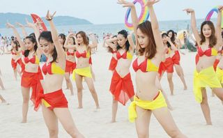 Đà Nẵng: 150 người đẹp mặc bikini nhảy flashmob trên bãi biển Đà Nẵng: 150 người đẹp mặc bikini nhảy flashmob trên bãi biển