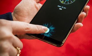 Vì sao Apple nằm ngoài "cuộc chơi" phổ cập cảm biến vân tay dưới màn hình? Vì sao Apple nằm ngoài "cuộc chơi" phổ cập cảm biến vân tay dưới màn hình?
