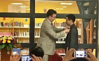 Giám đốc sách Nhã Nam nhận Huân chương Hiệp sĩ Văn học và Nghệ thuật Pháp Giám đốc sách Nhã Nam nhận Huân chương Hiệp sĩ Văn học và Nghệ thuật Pháp