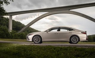 Lexus ES 2019: Khúc tam tấu của công nghệ, thủ công bậc thầy và sự xa xỉ Lexus ES 2019: Khúc tam tấu của công nghệ, thủ công bậc thầy và sự xa xỉ