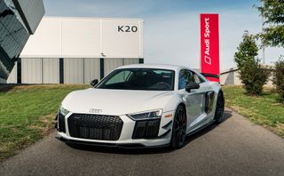 Siêu xe đường phố Audi R8 tung phiên bản "chất như nước cất" Siêu xe đường phố Audi R8 tung phiên bản "chất như nước cất"