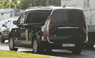 Minivan bọc thép vừa xuất hiện trong đoàn xe tổng thống Nga Putin Minivan bọc thép vừa xuất hiện trong đoàn xe tổng thống Nga Putin