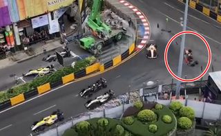Kinh hoàng xe đua "ghim" vào hàng rào bên đường ở tốc độ gần 300 km/h Kinh hoàng xe đua "ghim" vào hàng rào bên đường ở tốc độ gần 300 km/h