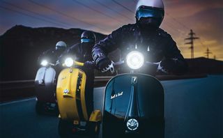 Z-Scooter - chiếc xe tự cân bằng độc đáo mang thiết kế của Vespa Z-Scooter - chiếc xe tự cân bằng độc đáo mang thiết kế của Vespa