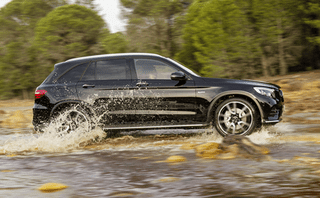 Mercedes GLC tiền tỷ mà lội nước thua cả xe… bình dân Mercedes GLC tiền tỷ mà lội nước thua cả xe… bình dân