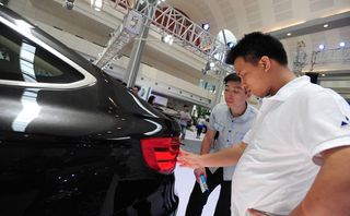 Nhiều ông chồng nằng nặc đòi mua ô tô dù vợ ngăn cản và vẫn phải ở nhà thuê Nhiều ông chồng nằng nặc đòi mua ô tô dù vợ ngăn cản và vẫn phải ở nhà thuê