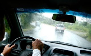 6 kinh nghiệm "vàng" lái xe trong mùa mưa bão 6 kinh nghiệm "vàng" lái xe trong mùa mưa bão