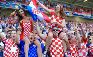Các cầu thủ Croatia về nước được fan đón tiếp như những người hùng Các cầu thủ Croatia về nước được fan đón tiếp như những người hùng