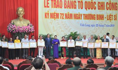 Vĩnh Long: Chủ tịch Quốc hội trao Bằng Tổ quốc ghi công cho thân nhân, gia đình liệt sĩ