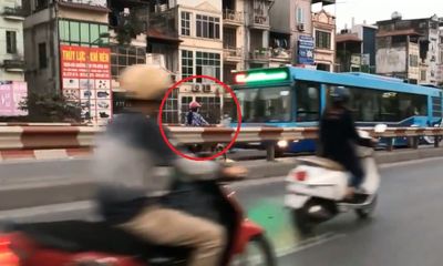 2 phụ nữ liều mạng phóng xe ngược chiều trên cầu có thể bị phạt nặng