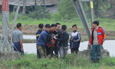Qu&aacute; tr&igrave;nh giải cứu người đ&agrave;n &ocirc;ng nghi &ldquo;ng&aacute;o đ&aacute;&rdquo; cố thủ tr&ecirc;n cột điện cao thế gần 2 ng&agrave;y