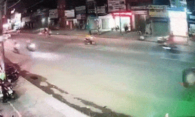 Clip: Xe máy lao như tên bắn, tông thẳng vào đầu taxi ở Đồng Nai