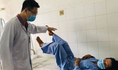 Cứu sống người đàn ông bị gãy nát đốt sống do rơi từ trên cây dừa xuống