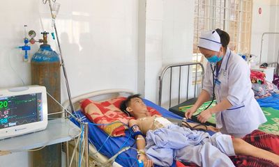 Điều dưỡng hiến máu cứu kịp thời cứu sống bé trai bị trụ bê tông đè