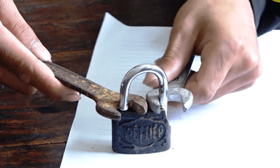 Video: Núi băng bất ngờ sụp đổ khiến du khách bỏ chạy tán loạn
