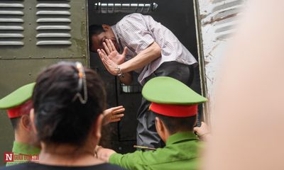 Chùm ảnh xét xử vụ gian lận thi cử ở Hà Giang: Cựu cán bộ Sở GD&ĐT cúi đầu, ngậm ngùi vẫy tay tạm biệt người thân