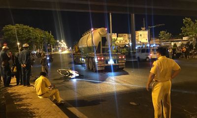 Xe bồn ôm cua va chạm xe máy, hai người thương vong