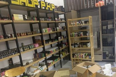 Đột kích cơ sở nhập lậu 200 máy thuốc lá, 2.000 lọ tinh dầu của ông chủ 9X