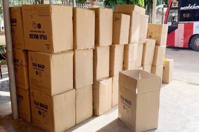 Tạm giữ xe ô tô vận chuyển 125.000 chiếc khẩu trang y tế không rõ nguồn gốc
